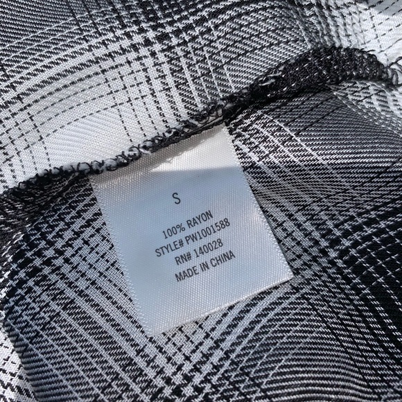 Francesca’s black and white top - Picture 8 of 8